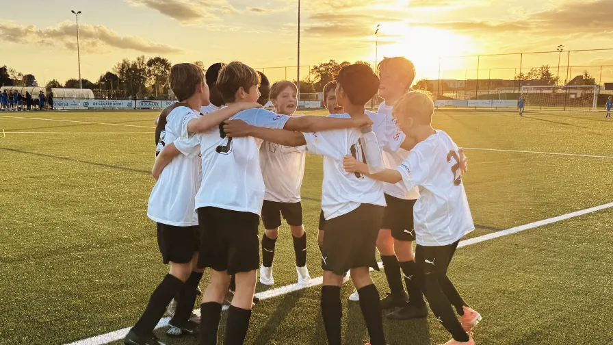 U13a sfeerbeeld met ondergaande zon