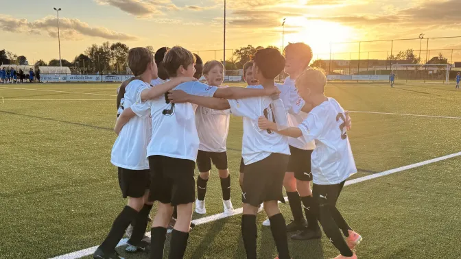 U13a sfeerbeeld met ondergaande zon
