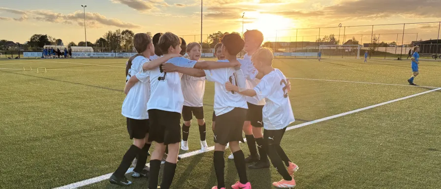 U13a sfeerbeeld met ondergaande zon